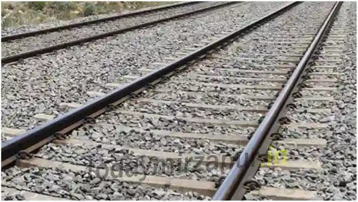 An unknown old man died after being hit by a train