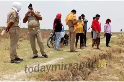 Dead body found floating on the banks of Ganga panic in the village