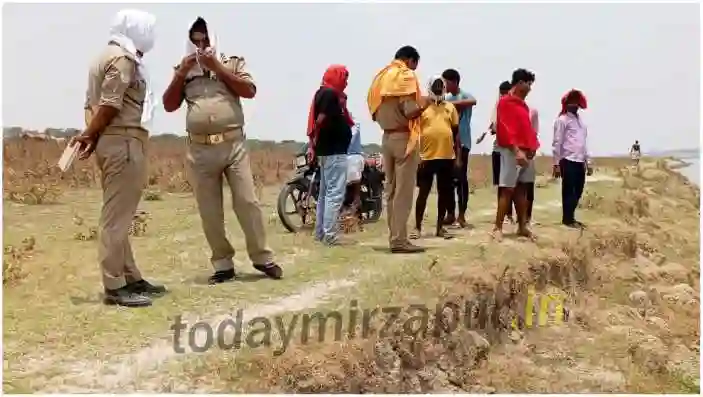 Dead body found floating on the banks of Ganga panic in the village