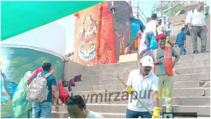 Executive Officer G Lal cleaned the ghats along with Ganga guards