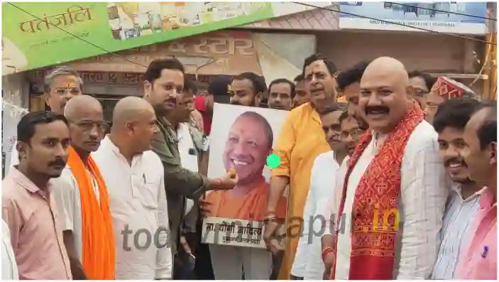 On the birthday of Yogi Adityanath, the city MLA performed the worship and Aarti of Lord Shiva