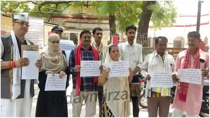 People mobilized against illegal occupation of public well and temple in Mirzapur city
