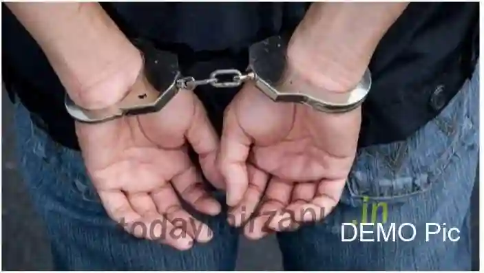 02 accused arrested with 10-10 liters of illegal raw country liquor